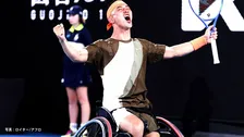 小田凱人、2年ぶり2度目の全豪オープン優勝！雨で中断し試合会場移動する異例の展開を制す【車いすテニス】