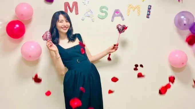 【長澤まさみ】　黒ドレス姿で「HAPPY BIRTHDAY」マネージャーが公式Xで赤い花びらが舞い上がる誕生日ショット公開