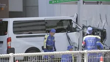 ワゴン車がバス停に衝突する事故　運転の50代男性はその場で死亡確認　歩行者の80代男性が巻き込まれるも軽傷　東京･渋谷の明治通り