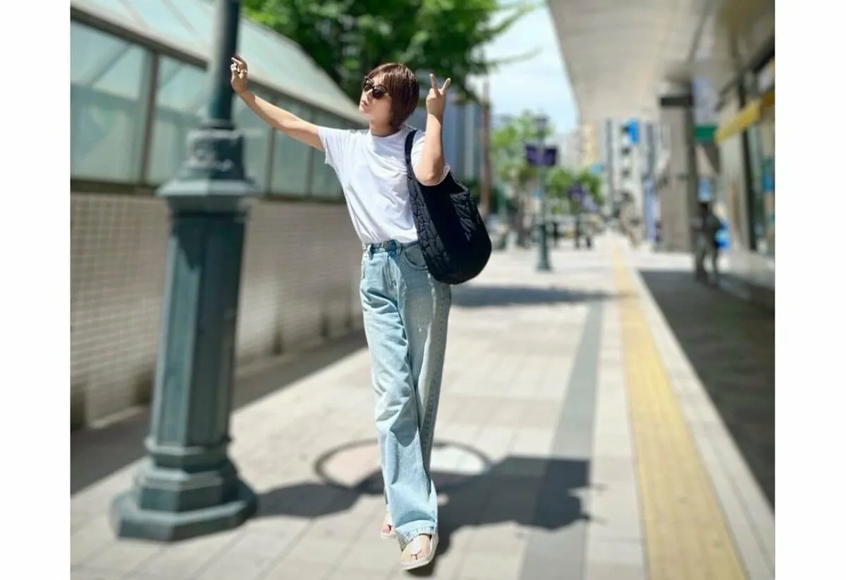 【 氷川きよし 】 「夏は白ティーとデニムが1番！」　コンサート前にサングラス姿で神戸の街を散策　爽やかオフショットを公開