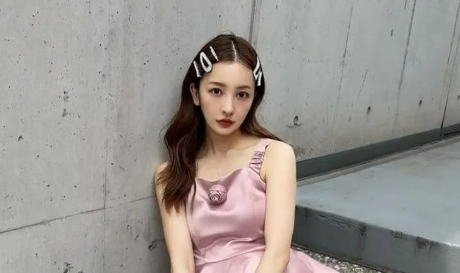 【 板野友美 】　多彩なコーディネートでファンに問いかけ　「何枚目のコーデがすき？」　インスタで魅せる華やかスタイリング