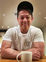 【 西川忠志 】　Ｔシャツ姿のオフショットに反響　「腕の太さ、かっこよすぎです！！」「思わず３度見しました」