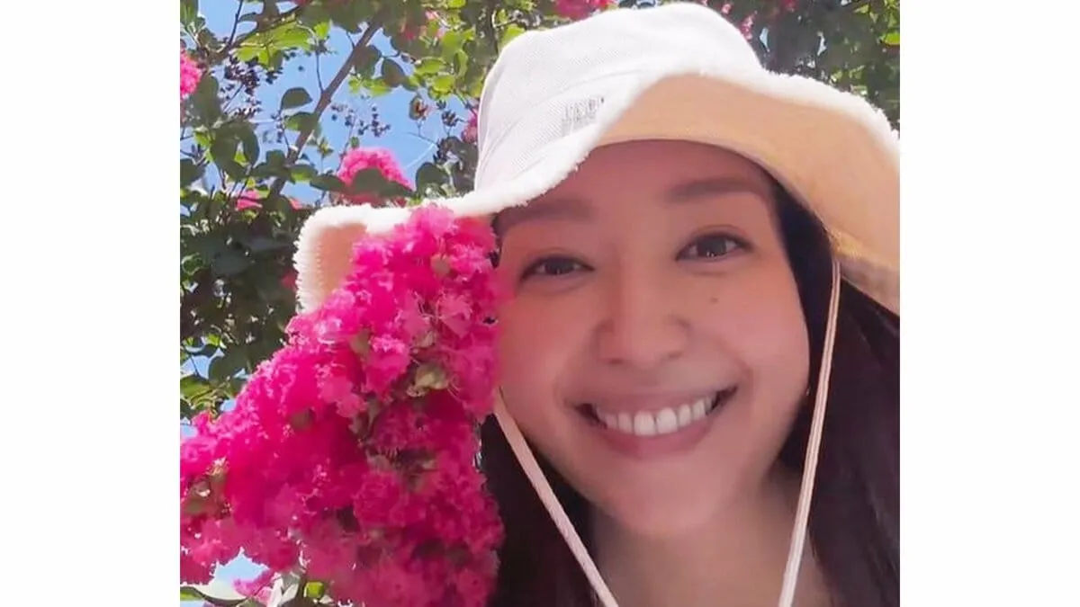 【松島花】「海とかき氷を求めて思いつきでドライブ」白バケットハットで海辺散策　ブルーベリーのかき氷に笑顔こぼれる夏のひととき