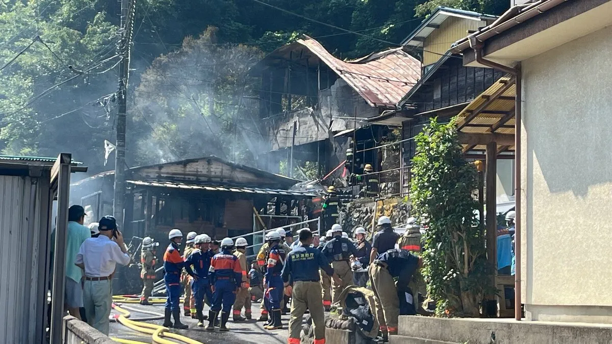火元の家に住む80代女性死亡 東京・奥多摩町で住宅5棟が焼ける火事 消防隊員の男性1人が熱中症の疑いで病院搬送