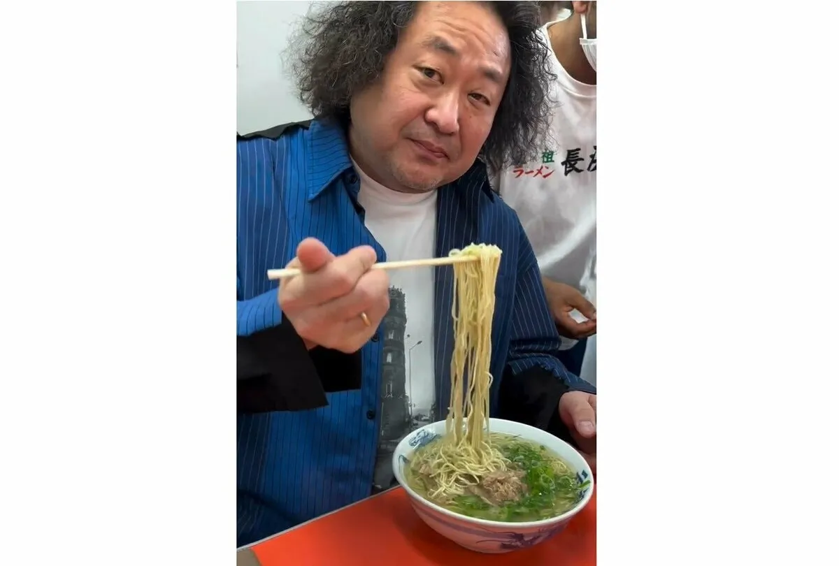 【 葉加瀬太郎 】　豚骨ラーメンを堪能　「福岡に来たら必ず立ち寄る元祖長浜屋」「ベタナマ最高！」