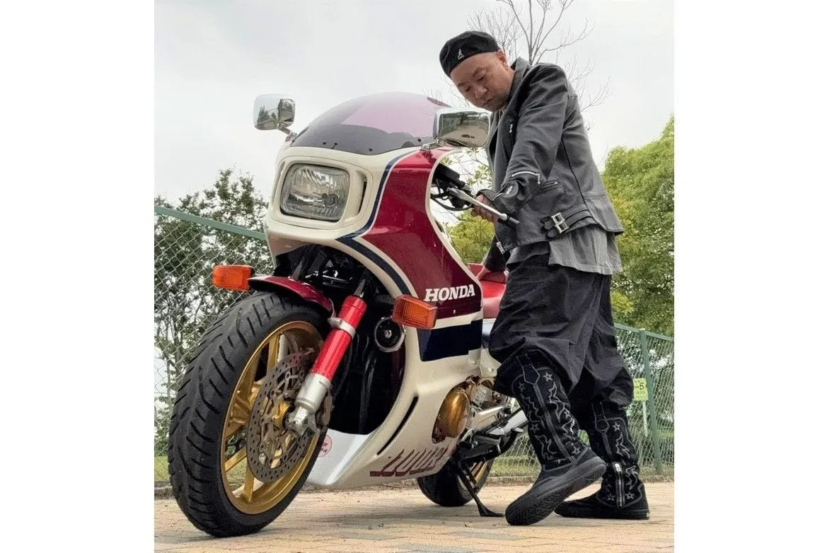 【 レイザーラモンRG 】 「これ履いていくと『どこで買えますか！？』と男子も女子も皆大興奮！」　ブーツ姿で愛車とオフショット