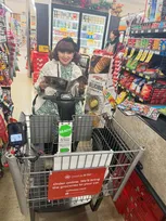 【 黒柳徹子 】　「冬休みでハワイに来てます。スーパーでのお買い物！　楽しいです」　笑顔で買い物ショット