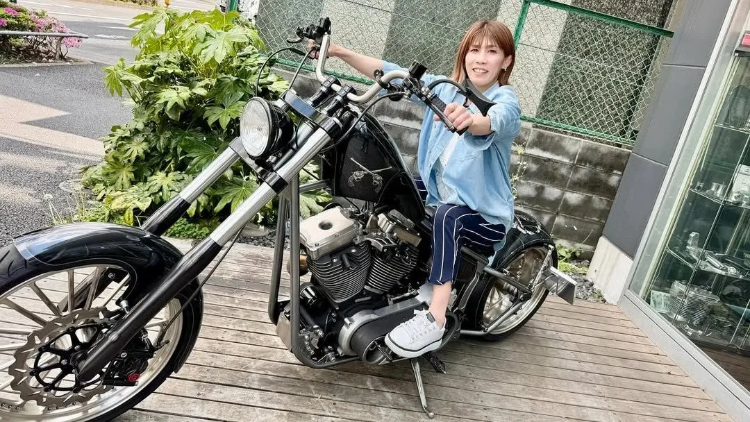 【吉田沙保里】「chopper♡」憧れの大型バイク「#ハーレー」にまたがって得意気「免許持ってないけど」 フォロワー「ようこそ」