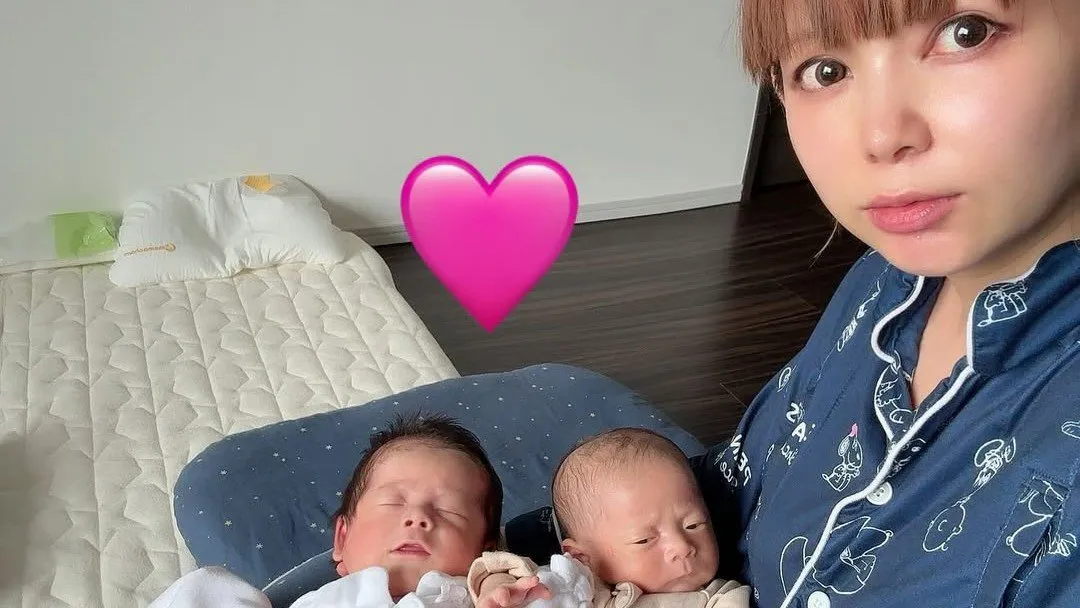 【 中川翔子 】双子 “ダブル抱っこ” でワンオペ時「正解がわからない」　ついに「双子用ベビーベッド」導入「だいぶ楽になりました！」