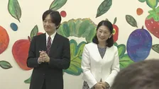 秋篠宮ご夫妻　パラグアイで“ゆかりの深い学校”を訪問　歌に合わせ手話交え子どもたちと交流