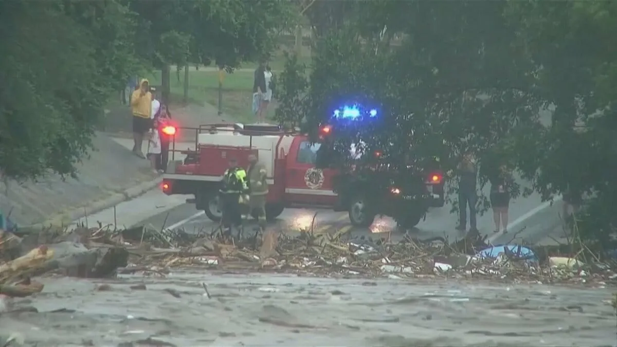 米テキサス州の大規模洪水　死者が82人に　キャンプ参加の少女10人らの行方が依然不明　洪水に襲われた男性は