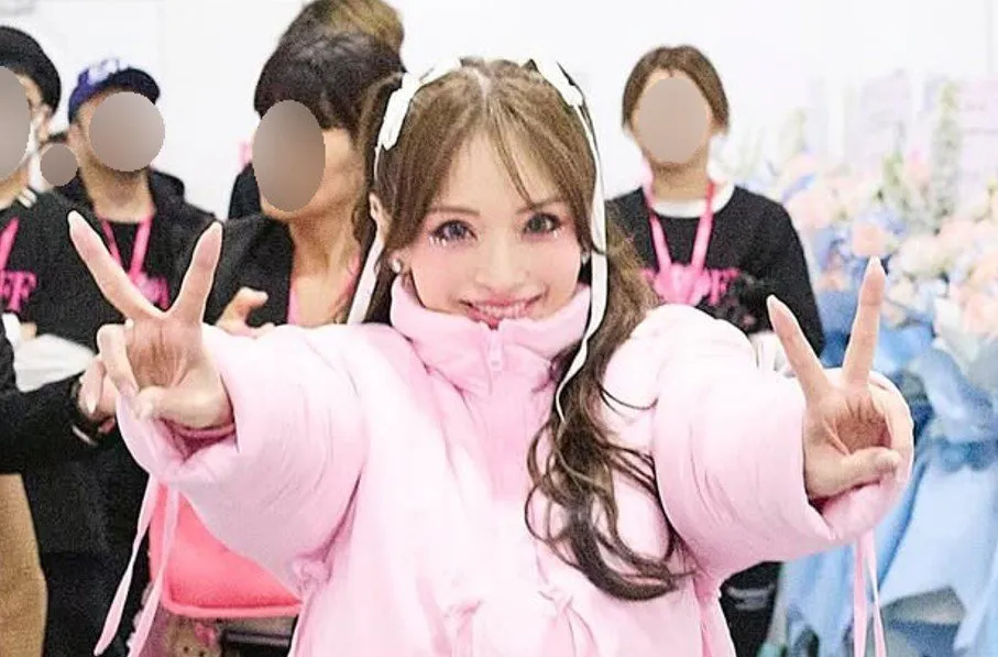 【浜崎あゆみ】　アジアツアー「舞台裏」写真に反響　「ダブルピース可愛い」　スタッフとハイタッチも