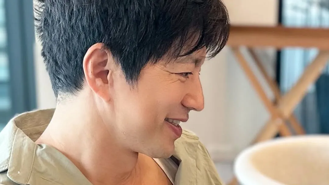 【大沢たかお】微笑む横顔が見つめる画面は「#大沢たかお祭」か　笑いと共感集めるムーブメント「遂にご本人まで届くほどに」