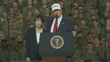 「この女性は勝者だ」トランプ大統領が横須賀基地で演説 高市総理の肩を抱く場面も