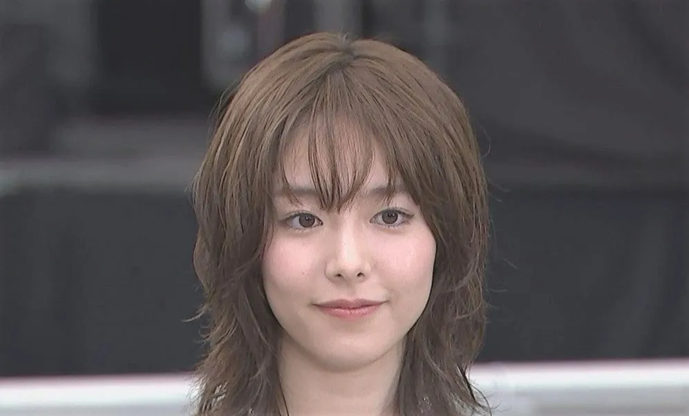【 唐田えりか 】 ショートパンツのセットアップで美脚披露 デビュー10周年 “幸せのためのマイルール“は 「友達と話すこと」
