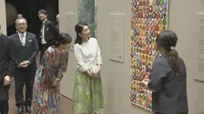 紀子さま佳子さま　障害あるアーティストの作品鑑賞　おふたり揃って装いにもアート取り入れ