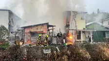 小田原市久野の住宅で火事　隣の家にも燃え広がる　住人と連絡取れず　安否確認急ぐ　神奈川県警・消防