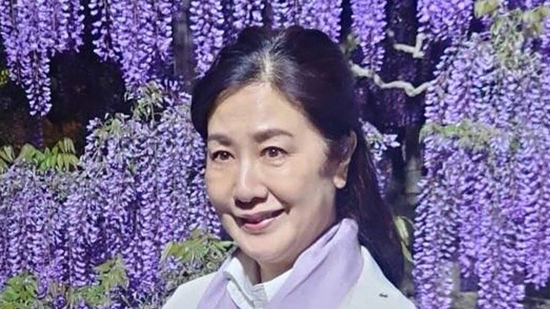【 名取裕子 】　あしかがフラワーパークを訪問　「大藤も白藤のトンネルも行ってみないとわからない美しさ」「最後に自撮りしたらやっぱり宇宙人になってしまった」