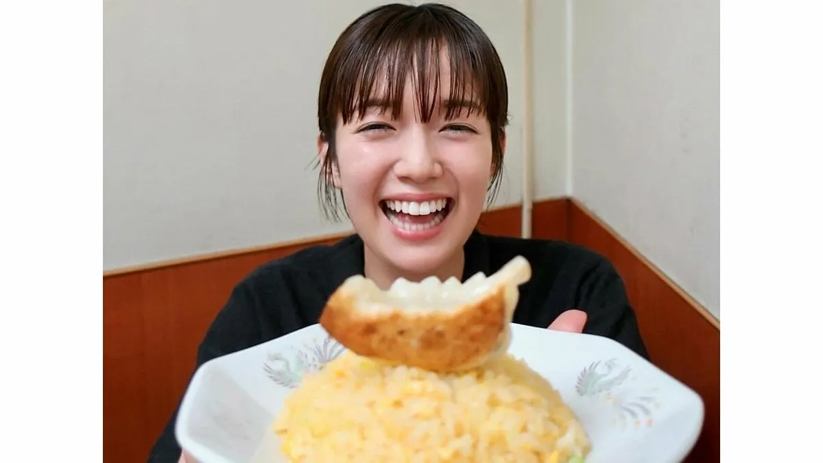 【佐藤栞里】笑顔で町中華「はーーーーーあ出会えてよかった」餃子 チャーハン 焼きそば トマト玉子炒めなど堪能