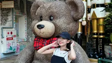 【 小野寺結衣 】巨大テディベアとご満悦「初アメリカンビレッジでした」沖縄・美浜でオフ満喫