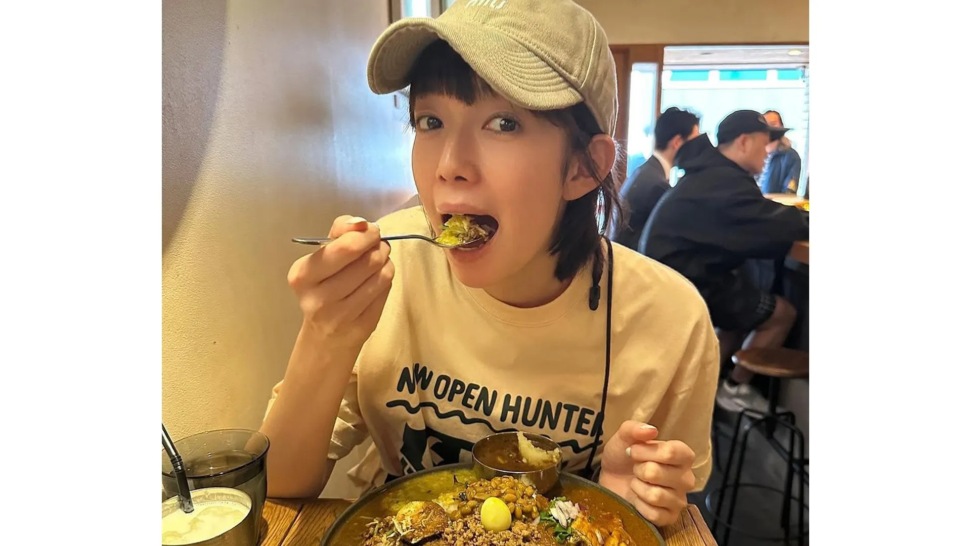 【 佐藤栞里 】　「カレーだねって　とってもいい汗かけました」「はちみつラッシーもだいすきです」　最新のオフショットを公開「わぁ〜美味しそう」「カレー食べて汗かくと爽快だ〜」　反響続々
