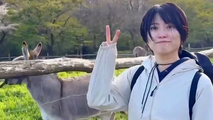 【志田未来】牧場でロバの不意打ちダッシュに “きょとん” 　ピースサインと笑顔にフォロワー「かわいい」の渋滞