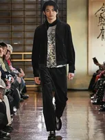 【 冨永愛さん息子・冨永章胤 】　ランウエイ姿に　ファン反響　「すっごいカッコいい」「アッキー最高」