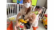 【 中川翔子 】　「秘技！！ダブル飲ませ！！」双子との育児ショット公開　“ひざまくら争奪戦”や抱っこ紐での料理姿を披露