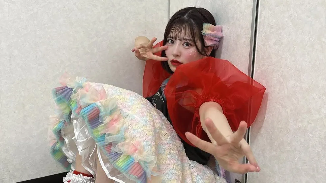 【FRUITS ZIPPER】月足天音「落ちてます」 ポーズを決めて “すみっこ” に フォロワー「拾います」の大合唱