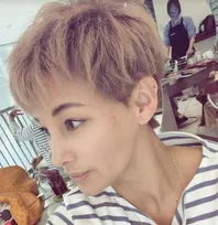 【 梅宮アンナ 】 「最後の抗がん剤から一年が過ぎました」　最新ショット公開　「伸ばしていた髪の毛を一旦切ります」「 新しい髪の毛は柔らかい髪の毛みたい」