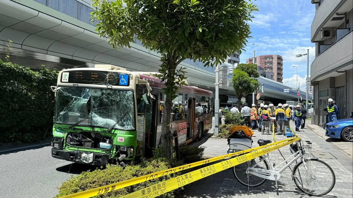 【速報】路線バスとトレーラーの事故 バスの乗客12人がけがか 東京・江戸川区 警視庁