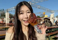 【 穂川果音 】　ぽかぽか陽気で思わずオフショル　「お腹を満たして幸せな気持ちになっていたよ〜」　クリスマスマーケットのグルメを堪能