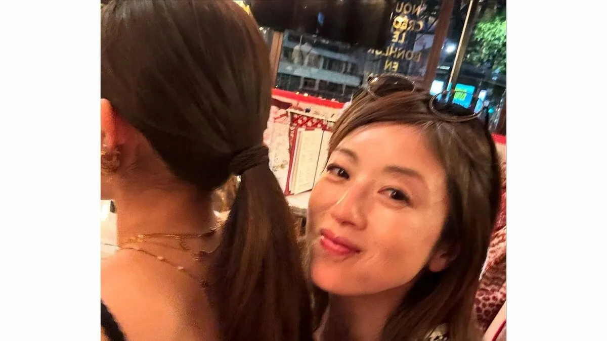 【 高岡早紀 】　愛娘と２人旅行　オフショットを公開　「可愛い!2人とも綺麗ですね」「仲良い母娘の二人旅ステキ」と反響続々