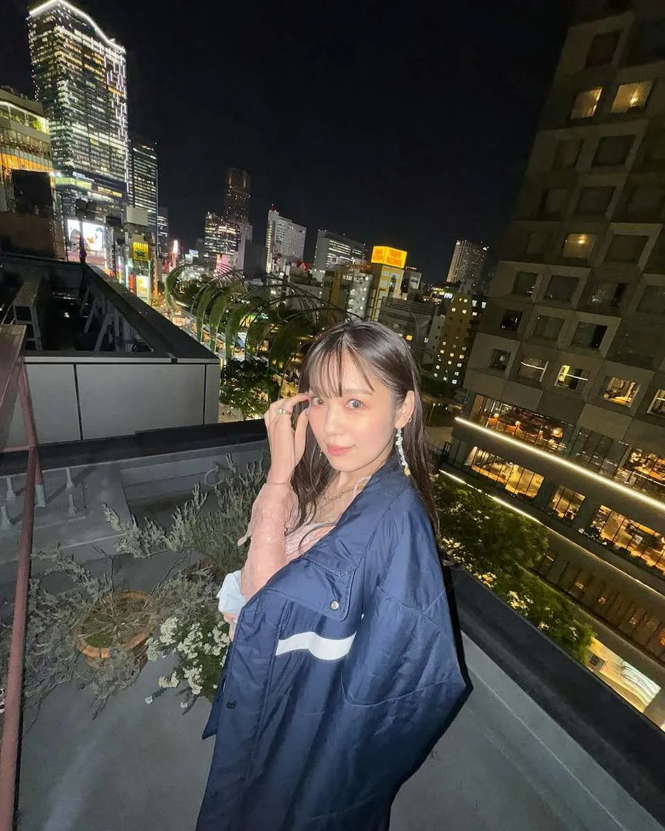 【 西野カナ 】　新曲ミュージックビデオ　撮影時のオフショット公開　「可愛らしいお顔とスタイルがギャップすぎて好き」「カナやん×お花は私の大好物です」