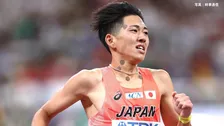 男子800m予選、落合晃が1分45秒90で組1位で決勝進出、先頭をキープして、最終コーナーでは会場のモニターを見る余裕も【アジア大会】