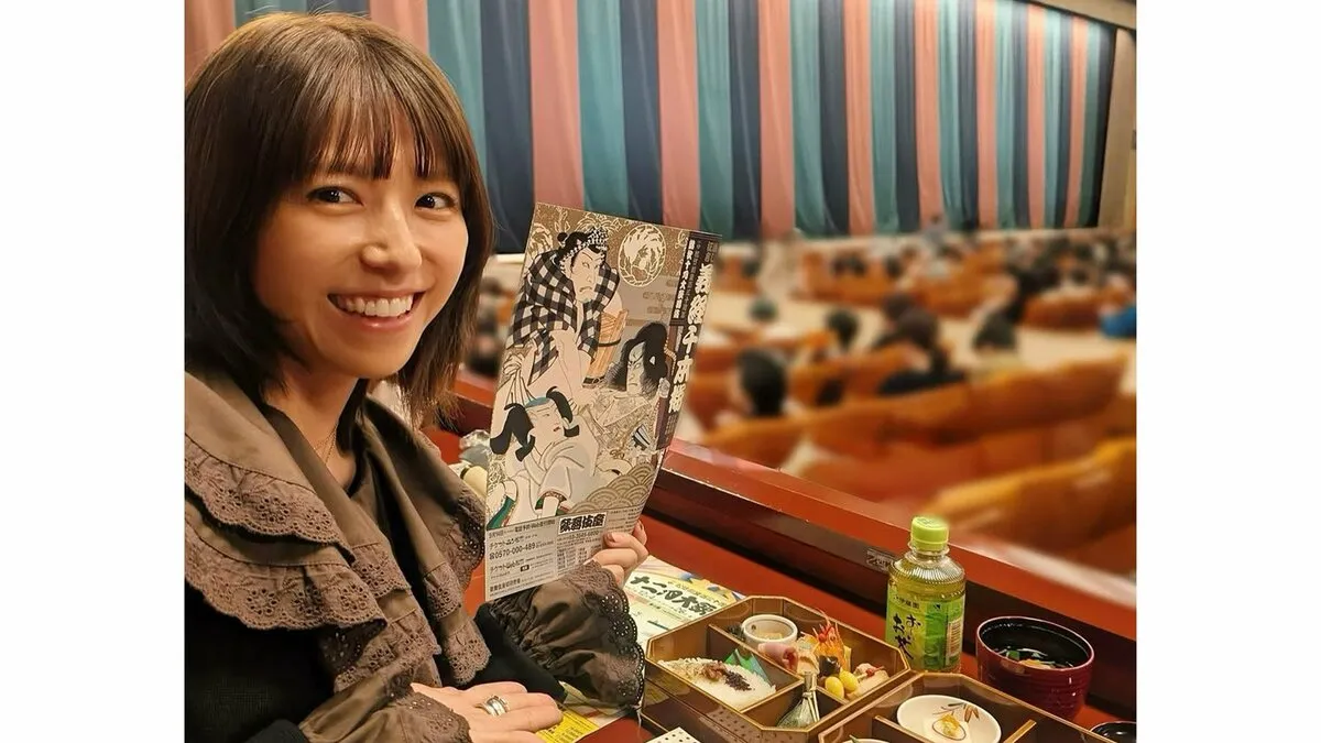 【 若槻千夏 】　「歌舞伎座　桟敷席デビューしました‼」 幕の内弁当と緑茶で「義経千本桜」を堪能