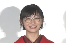 【 新しい学校のリーダーズ・SUZUKA 】　鏡開きの酒樽を覗き込みながら　「中にお酒でも入ってるのかなと思ったら…」