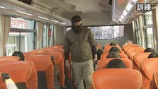 「はとバス」車内でバスジャックが発生した想定でテロ対処訓練　警視庁など