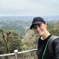 【 橋本マナミ 】 「山頂でラーメンが食べられるみたい！行ってみたい！」　息子の提案で高尾山へ　1本の団子をシェア　〝仲良し家族ショット〟に反響