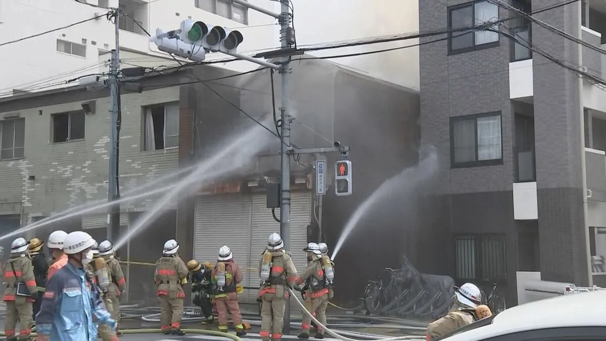 東京・荒川区の作業所兼住宅で火事　計3棟が燃え火元住宅に住む70代女性が死亡　化学消防車など42台が出動　東京消防庁