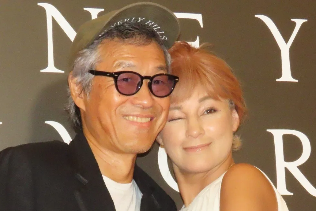 【 梅宮アンナ 】 “ 出会って10日婚 “ の夫とイベント初登場　密着してラブラブショット「手を繋いでいるのが日常」