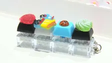 夏休みの原宿で大行列！“カチカチ”感がクセになる「キーボードキーホルダー」大人もハマる！ストレス発散で使う小学生も
