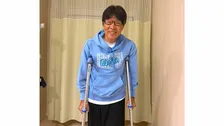 【 あのねのね・原田伸郎 】　人工股関節手術からの退院を報告　「毎日2回の痛いなにすんのぉリハビリを我慢して」お馴染みのギャグと松葉杖姿を披露