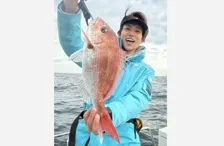 【 杉浦太陽 】　自ら釣った真鯛で　第五子の「100日のお食い初め」「笑顔いっぱい」