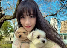 【 Perfume・あ〜ちゃん 】愛犬2頭とお花見で美麗ショット「部屋中一生断捨離してたら 春になりました」