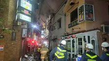 文京区湯島の雑居ビルで火事 男性1人が意識不明の重体 もう1人逃げ遅れている人がいるという情報も 東京消防庁