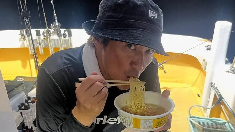 【近藤真彦】仲間4人で「111杯」のイカ漁を報告　ご近所レストランにもお裾分け　イカ釣り船上で「カップ麺も最高」と至福の時間