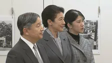 天皇ご一家　戦時中の写真展鑑賞　「戦後80年」訪問締めくくり　次世代の語り部らに質問重ね