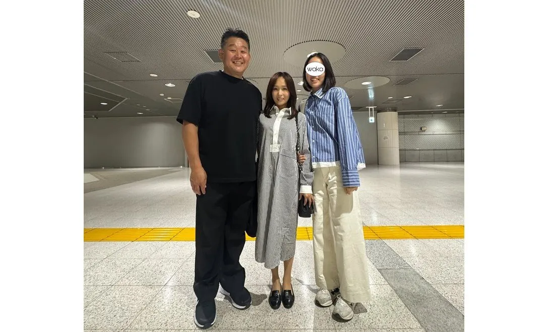 【 花田虎上の妻・倉実さん 】　「でかチームに挟まれると　私ってこんなに小さいのか…」　夫 ＆ 長女との３ショット公開