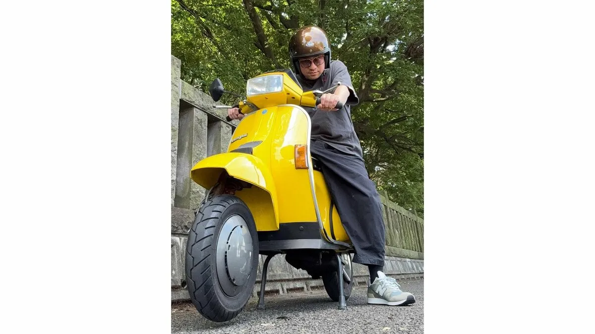 【 レイザーラモンRG 】　愛車のバイクでオフショット 「おニューのヘルメットはArai CLASSIC AIR DXのラメラメ入ったブラウン　ええ色」